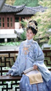 ming-dynasty-woven-gold-apricot-moon-white-hanfu-mamian-skirt-detail