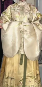 ming-dynasty-woven-gold-apricot-moon-white-hanfu-mamian-skirt-detail