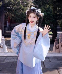 ming-dynasty-woven-gold-apricot-moon-white-hanfu-mamian-skirt-detail