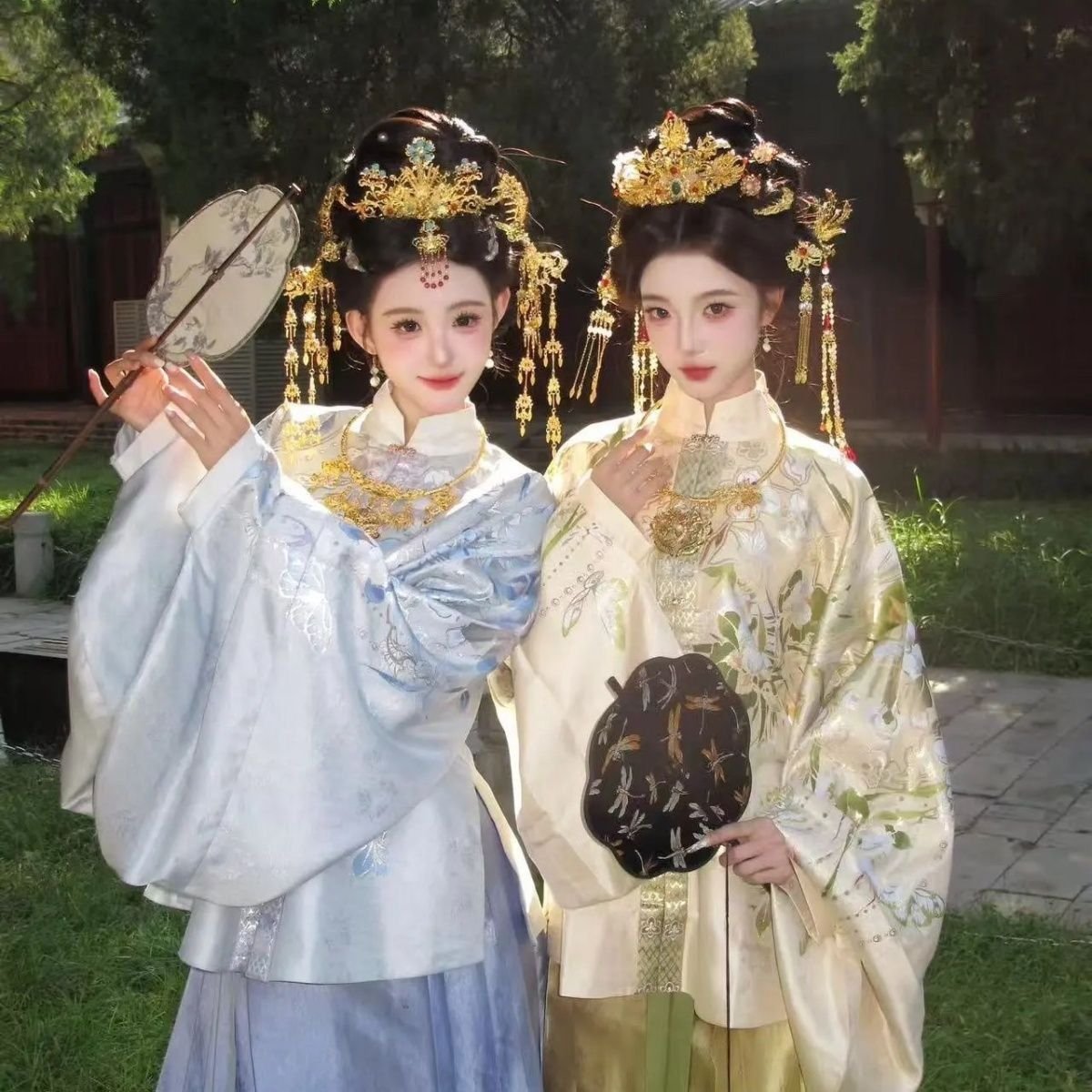 ming-dynasty-woven-gold-apricot-moon-white-hanfu-mamian-skirt-detail