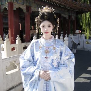 ming-dynasty-woven-gold-apricot-moon-white-hanfu-mamian-skirt-detail