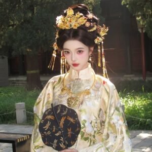 ming-dynasty-woven-gold-apricot-moon-white-hanfu-mamian-skirt-detail