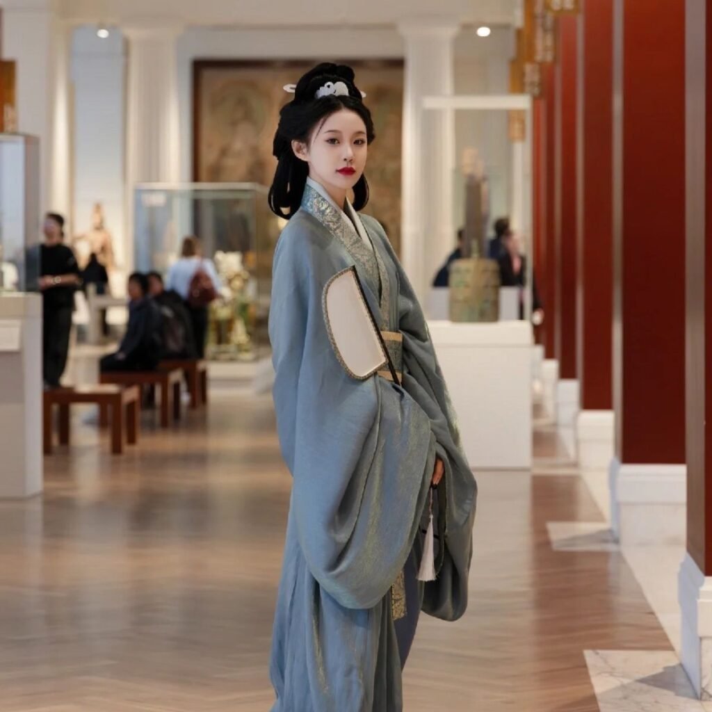 Authentic Mashan Chu Tomb Han Dynasty restoration Hanfu 3-piece wide sleeve robe, blue Hanfu full body model shooting