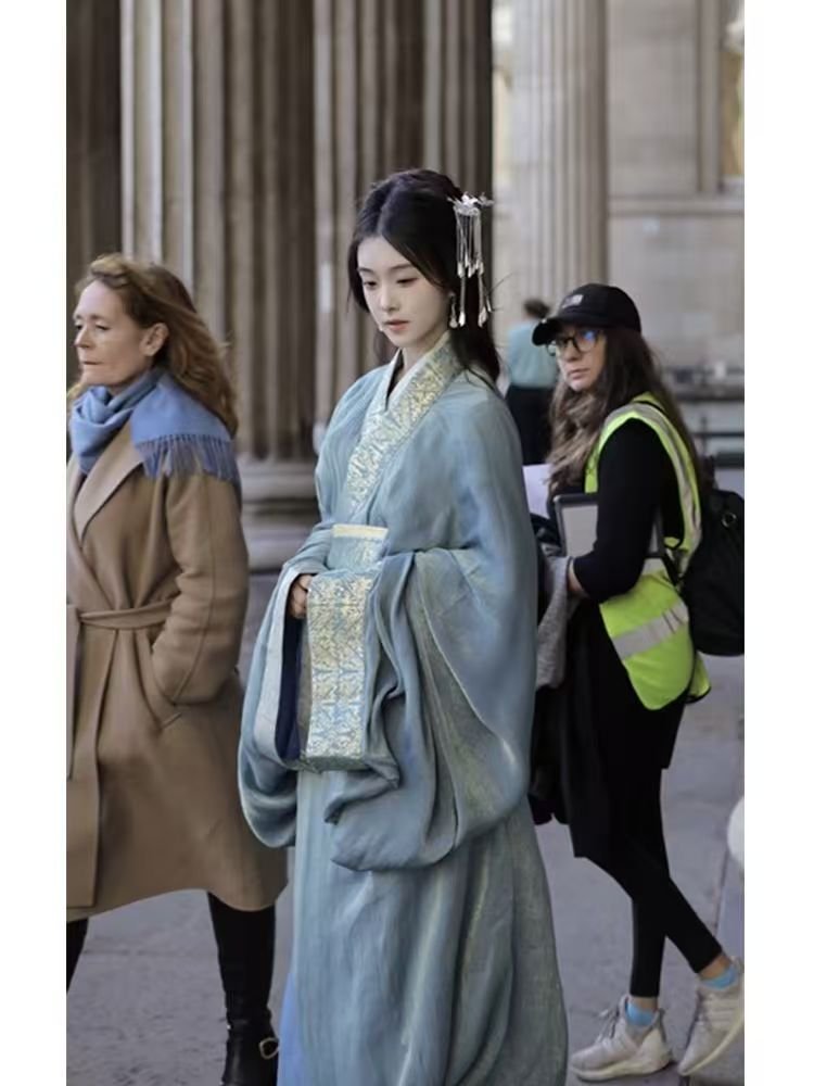 Authentic Mashan Chu Tomb Han Dynasty restoration Hanfu 3-piece wide sleeve robe, blue Hanfu full body model shooting