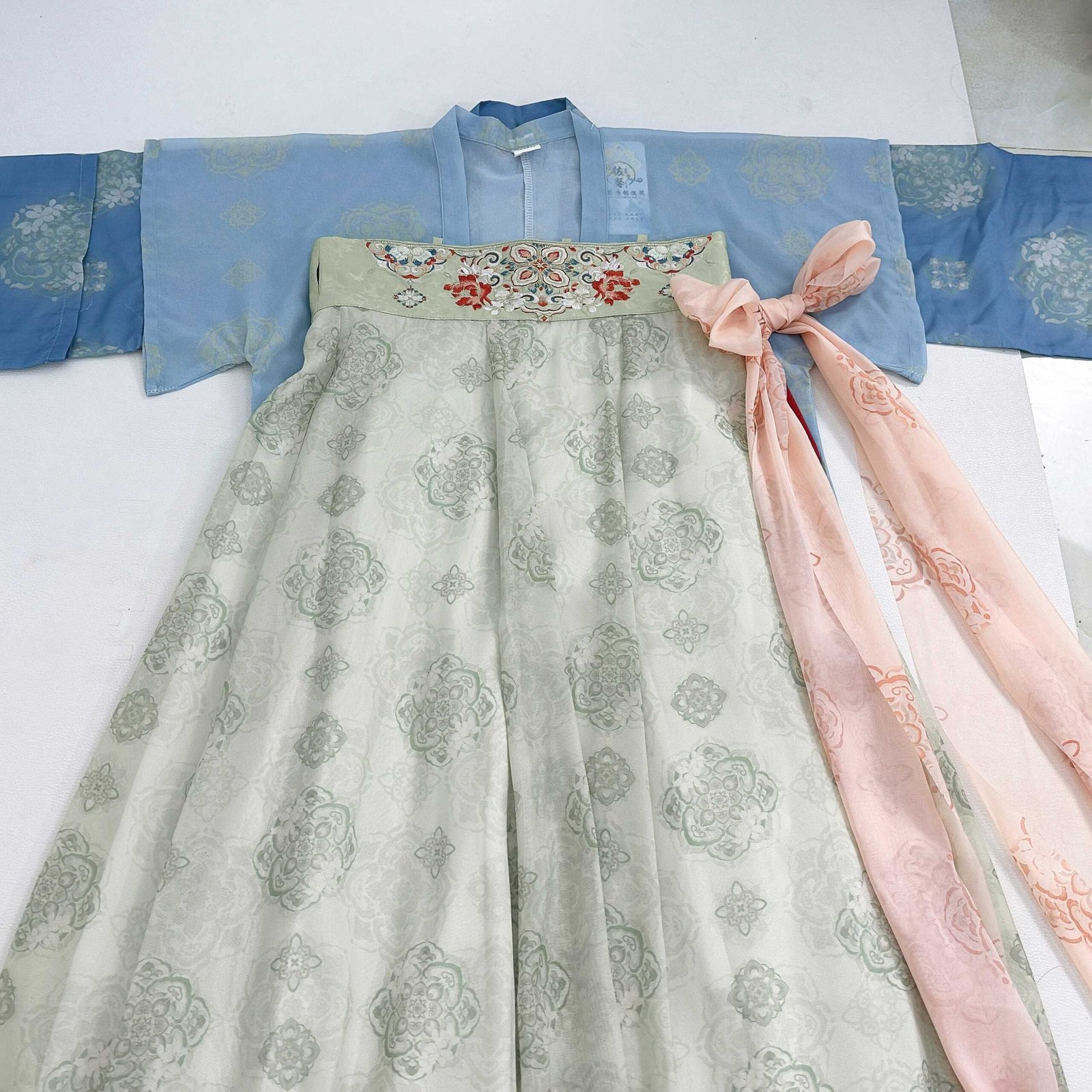 Spring Porcelain Tang Dynasty Qixiong Ruqun heavy embroidered hanfu full model shot, fairy style traditional Chinese costume