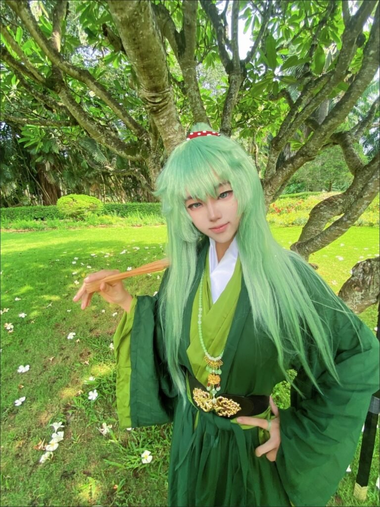 Samiusglobal Green Bamboo Wei Jin Hanfu front portrait with bamboo decor