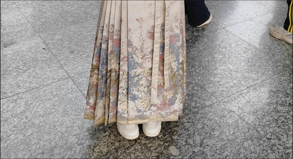 Cat among flower original Ming hanfu woven gold imitation makeup jacquard mamian skirt single piece