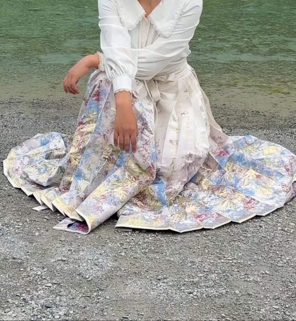 Cat among flower original Ming hanfu woven gold imitation makeup jacquard mamian skirt single piece