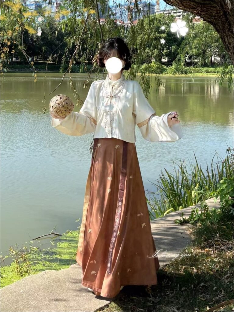ZhenYinglian Suqiu Ming Style improved Hanfu top and broken skirt, stand collar and printed fabric details