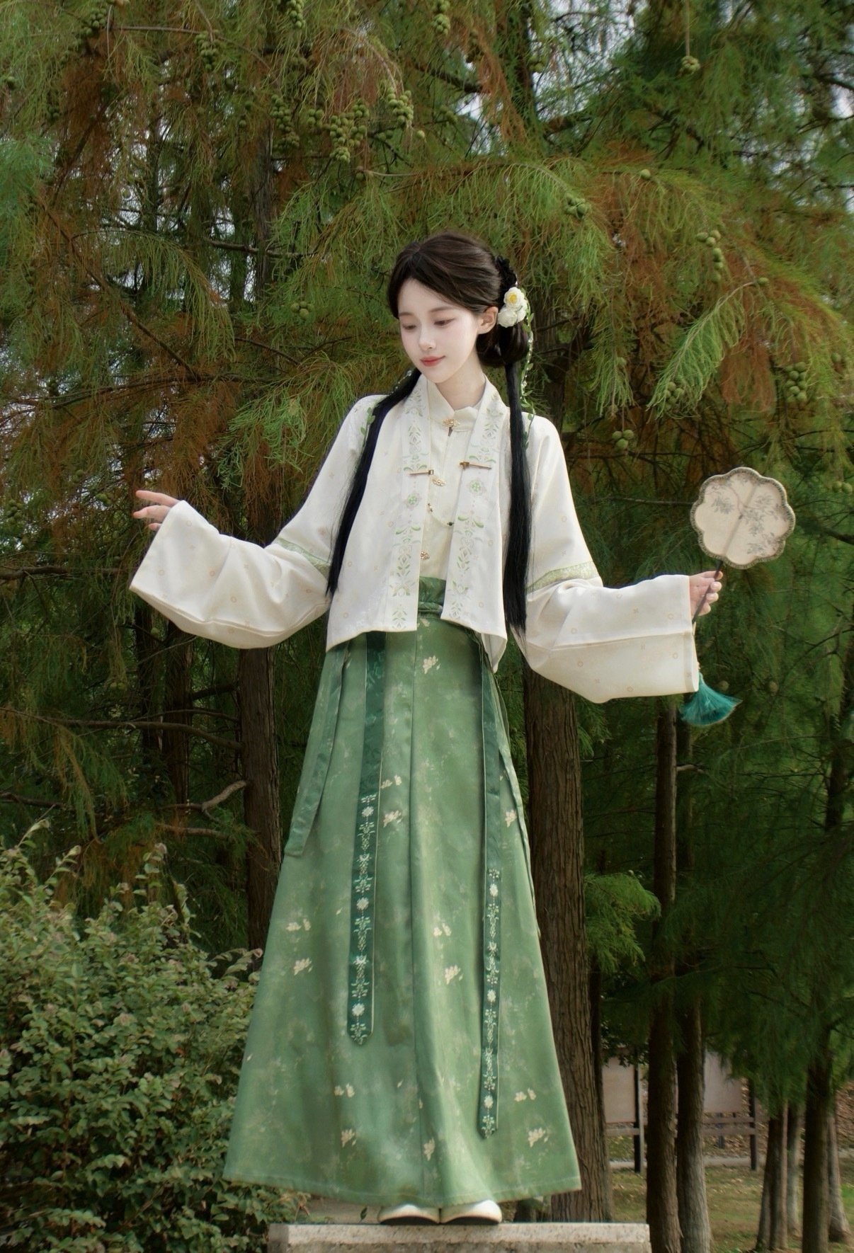 ZhenYinglian Suqiu Ming Style improved Hanfu top and broken skirt, stand collar and printed fabric details