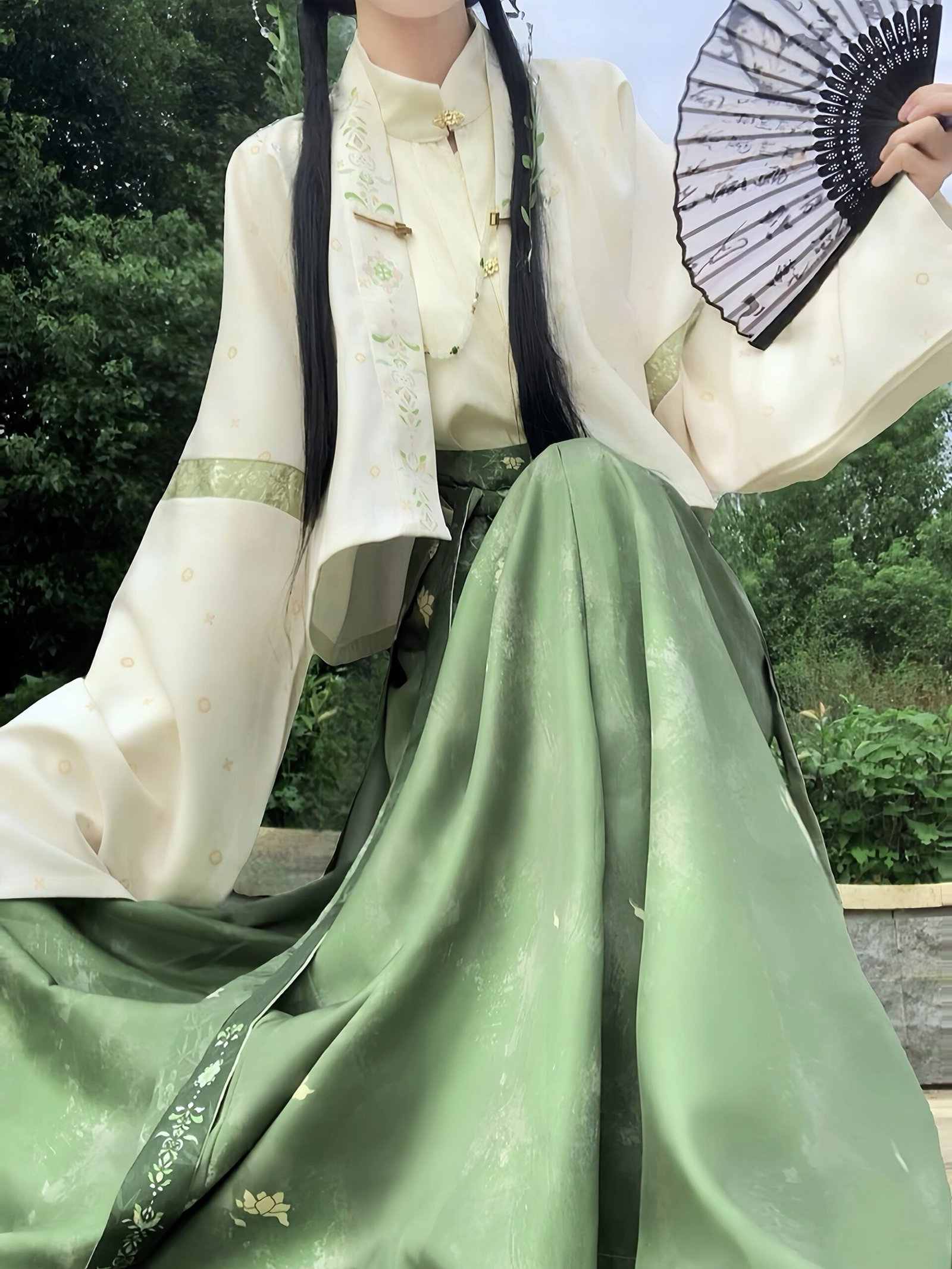 ZhenYinglian Suqiu Ming Style improved Hanfu top and broken skirt, stand collar and printed fabric details